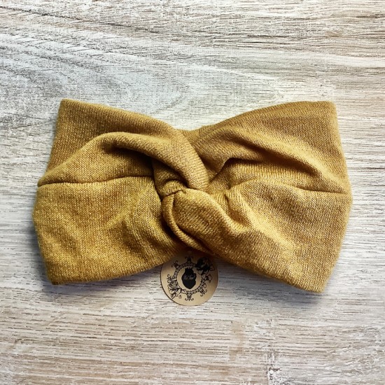 Modelo Nudo fino. Mostaza. Otoño-Invierno. Toofeel moda alternativa